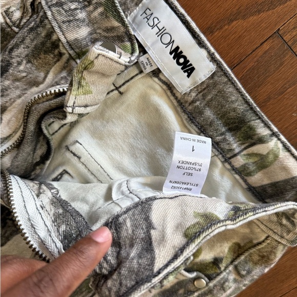 NWOT Fashion Nova Camouflage Pants | Size 1 - Picture 3 of 3